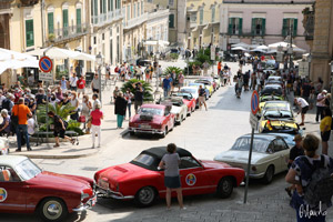Ragusa: raduno di vecchie auto tedesche davanti al Duomo