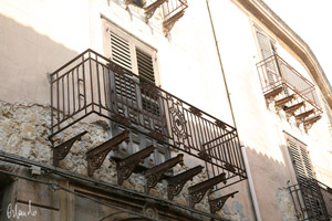 Piazza Armerina: non affacciatevi al balcone!