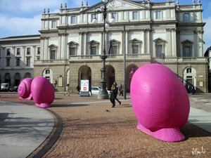 Milano: lumache rosa in piazza della Scala